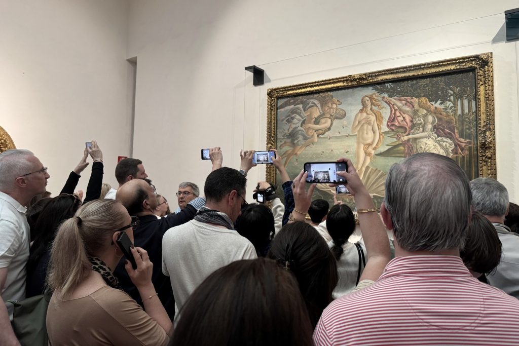Crowds pushing to photograph Botticelli's Venus at the Uffizi
